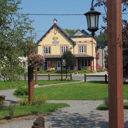 Auberge Le Voyageur Mont-Tremblant Bagian luar foto