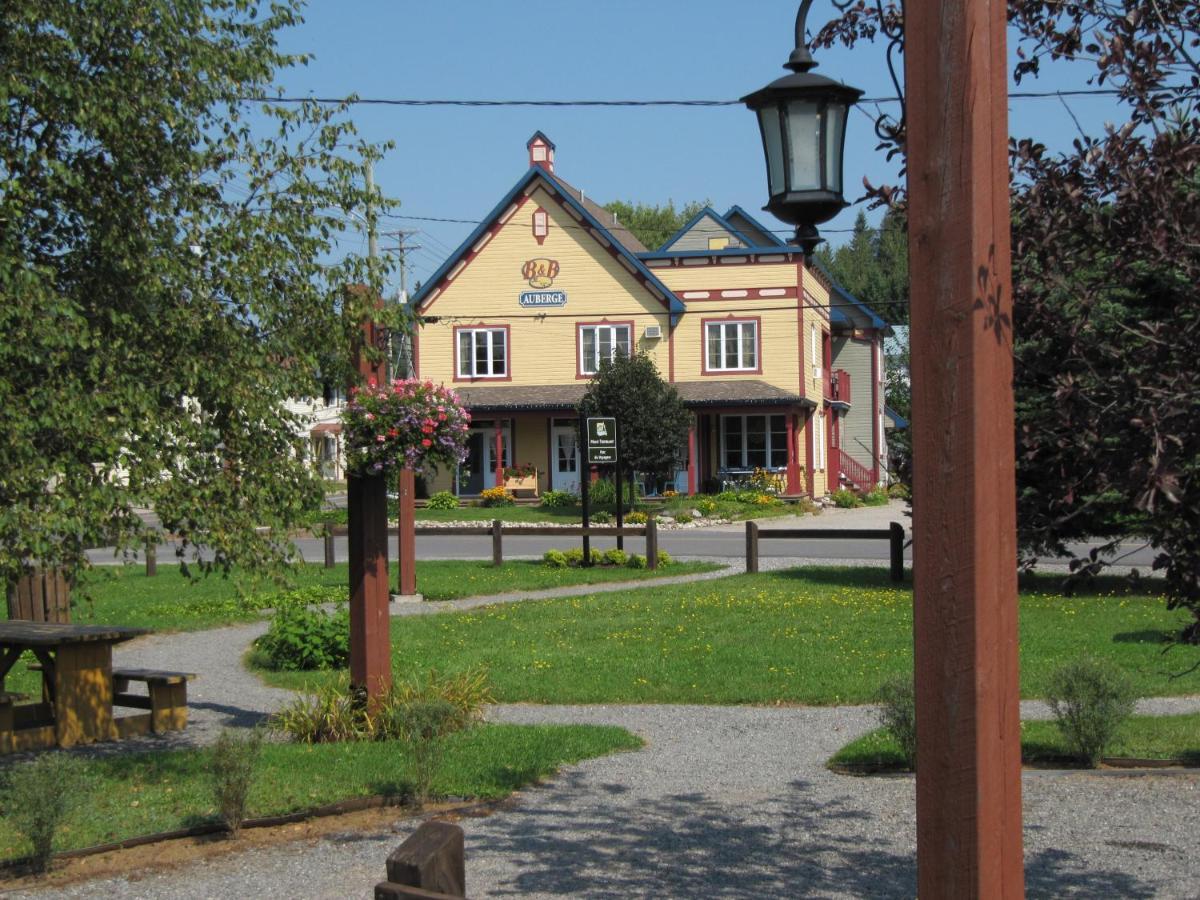 Auberge Le Voyageur Mont-Tremblant Bagian luar foto