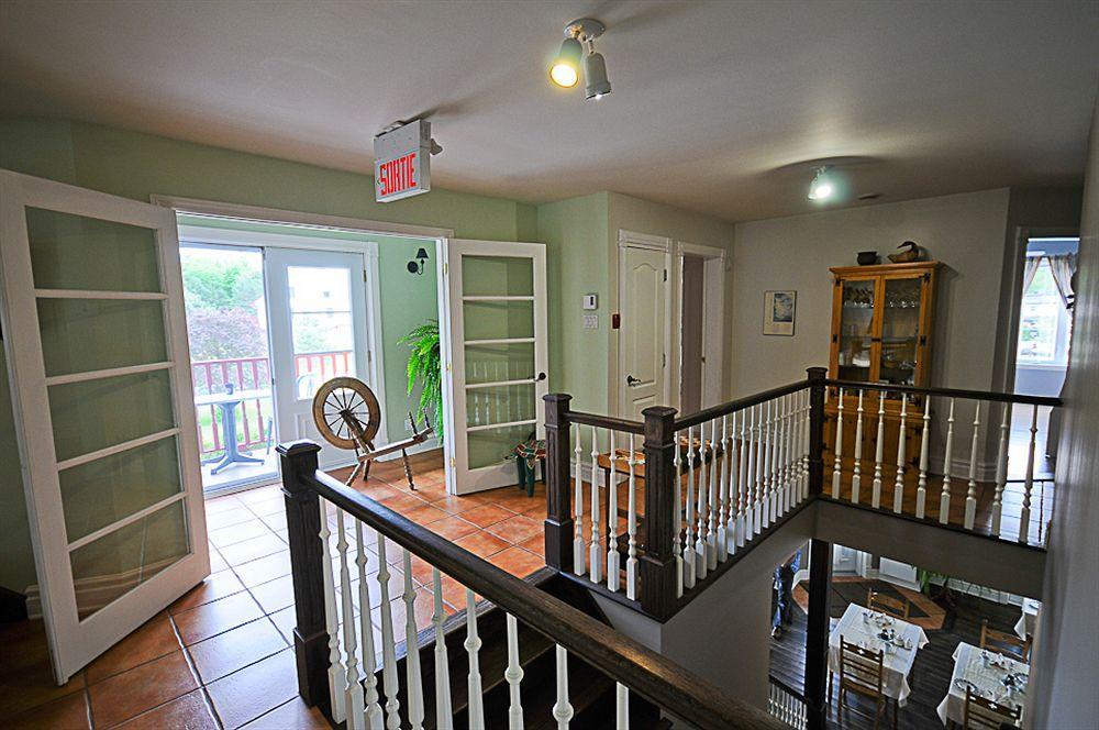 Auberge Le Voyageur Mont-Tremblant Bagian luar foto